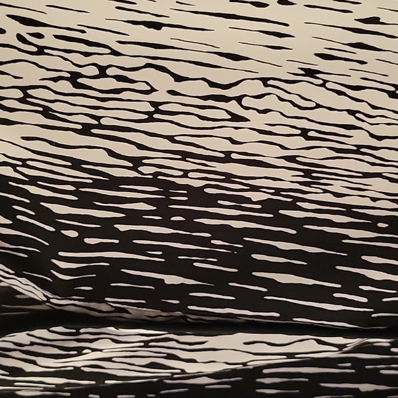 Black and white patterned blouse with black trim and buttons by Catherine's 3x - Picture 4 of 6